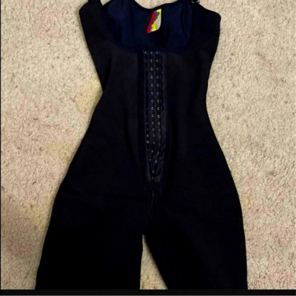 I am selling a girdle in excellent condition size M I accept reasonable offers - Picture 1 of 2